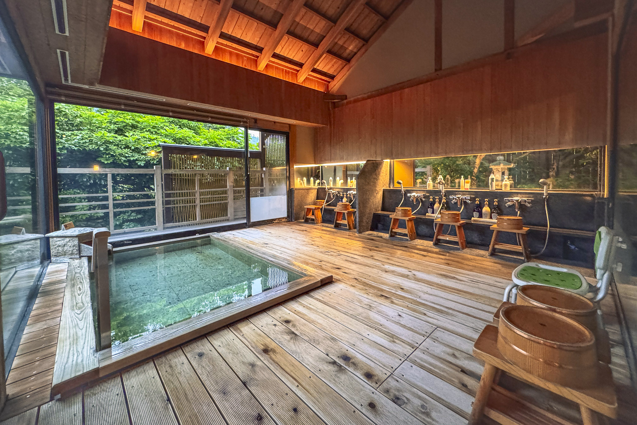 Open-air bath surrounded by greenery at Hotel Sunosaki Kazenosho in Tateyama, Chiba