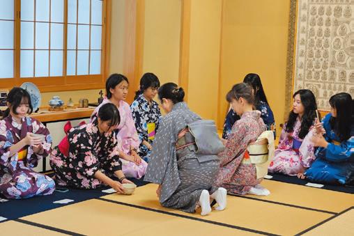 可在寺廟進行穿浴衣活動與茶道體驗，穿著日式服裝體驗茶會的禮儀作法、沖茶與上茶方式等，盡情感受最正統日本文化的樂趣。