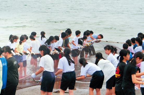 Minamiboso offers an opportunity to experience sweep-net fishing, a traditional fishing method practiced in coastal areas of Chiba. Participants all work together to pull the net by hand, and get to see various fish up close, making it a valuable experience for students where they can learn about the local culture and nature.