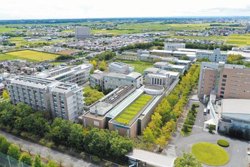 城西國際大學是一所綜合大學，在千葉縣東金市與東京都千代 田區設有校區。由於此校為國際大學，且地點接近成田機場， 因此有來自各國的學生就讀，校方也積極推動與日本學生之間 的交流和日本文化體驗等。另設有支援留學生的留學生中心， 以及可學習日語的留學生別科等萬全的支援制度。