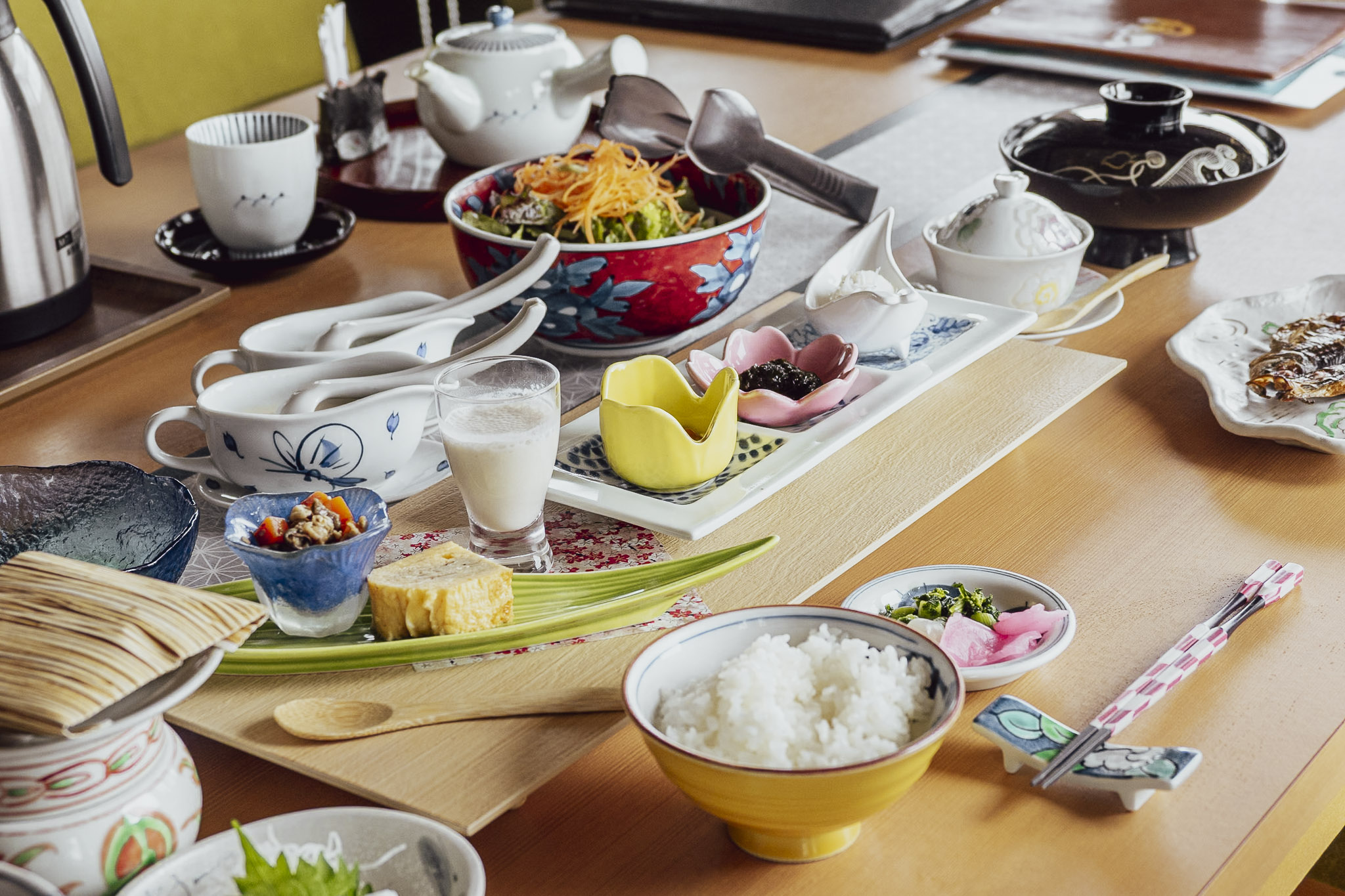 Japanese breakfast with rice, grilled fish, and traditional side dishes at Hotel Sunosaki Kazenosho in Tateyama, Chiba
