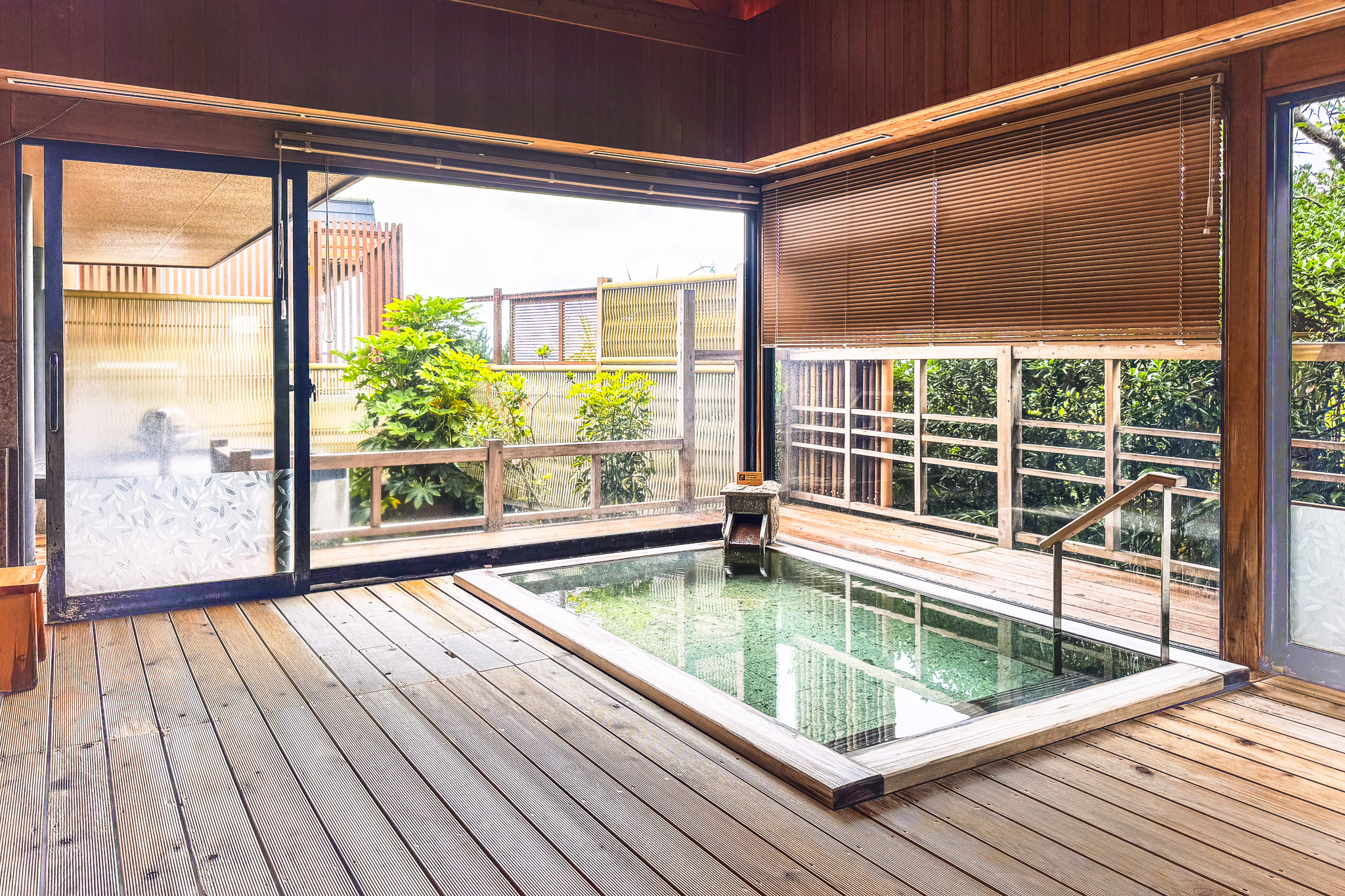 Open-air bath with a wooden deck at Hotel Sunosaki Kazenosho in Tateyama, Chiba