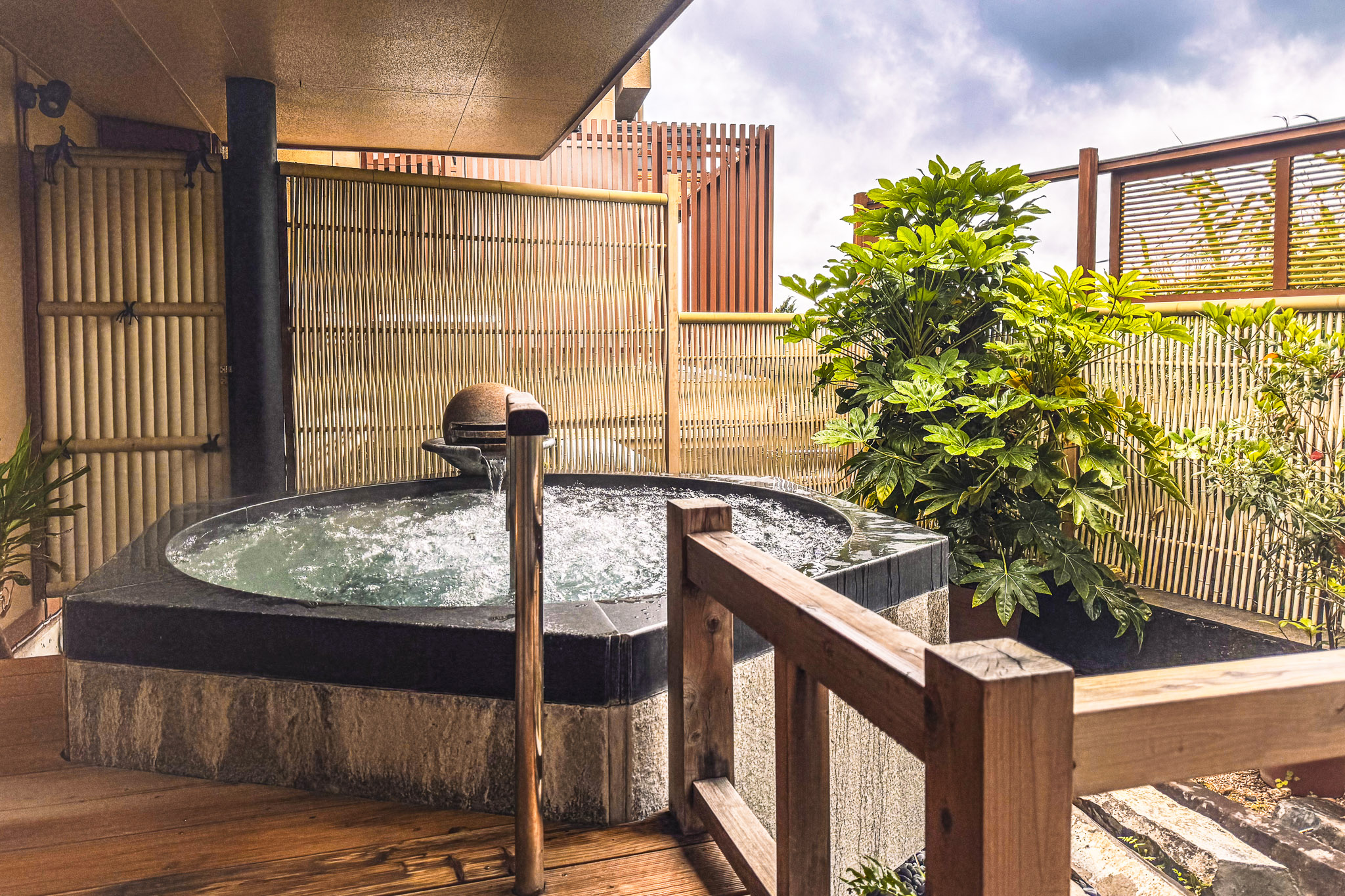 Private outdoor bath with a circular soaking tub at Hotel Sunosaki Kazenosho in Tateyama, Chiba